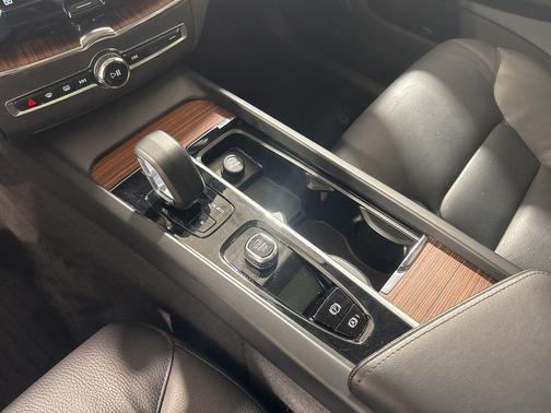 Platinum Grey Metallic 2023 Volvo XC60 B5 Plus Dark Theme