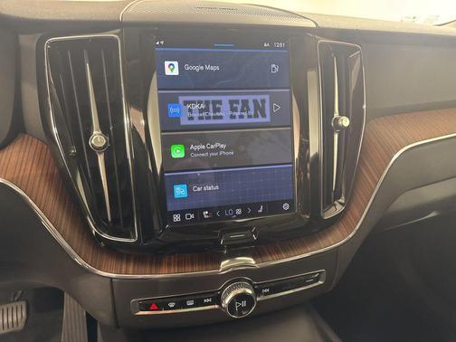 Platinum Grey Metallic 2023 Volvo XC60 B5 Plus Dark Theme