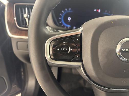 Platinum Grey Metallic 2023 Volvo XC60 B5 Plus Dark Theme