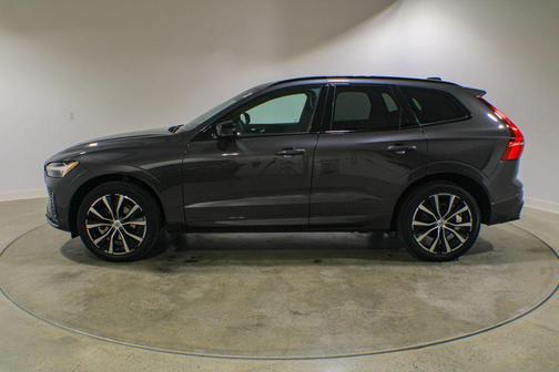 Platinum Grey Metallic 2023 Volvo XC60 B5 Plus Dark Theme