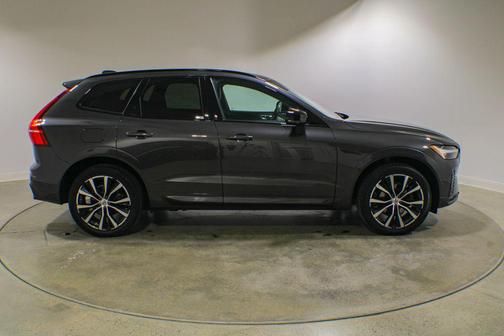 Platinum Grey Metallic 2023 Volvo XC60 B5 Plus Dark Theme