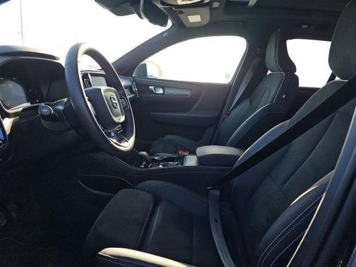 2025 Volvo XC40 B5 Plus Dark Theme