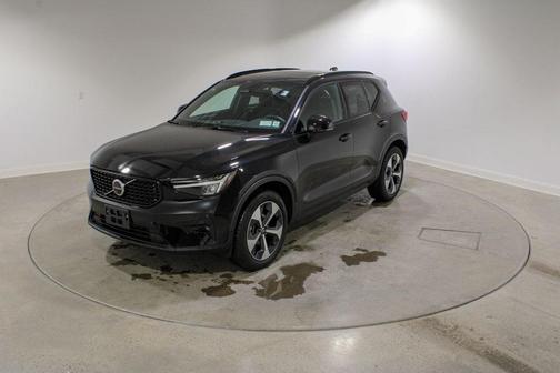 2025 Volvo XC40 B5 Plus Dark Theme