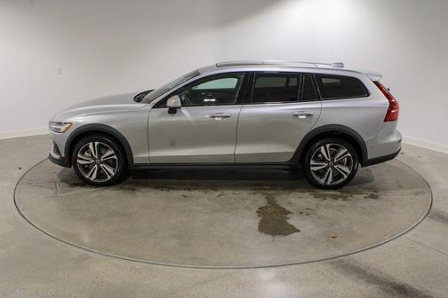 2025 Volvo V60 Cross Country B5 Plus