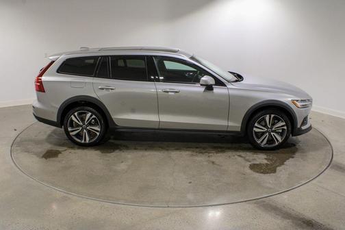 2025 Volvo V60 Cross Country B5 Plus