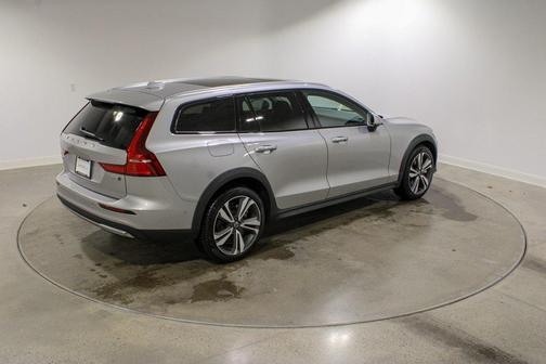 2025 Volvo V60 Cross Country B5 Plus