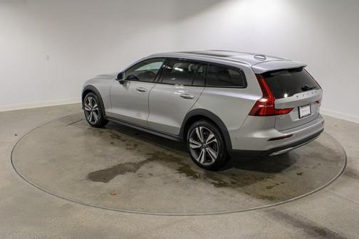 2025 Volvo V60 Cross Country B5 Plus
