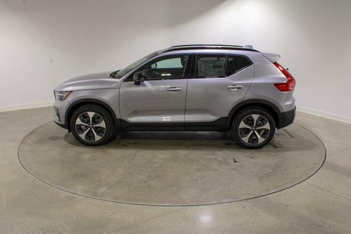 2026 Volvo XC40 Plus, B5 AWD Gas (mild hybrid), Dark