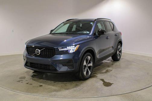 2026 Volvo XC40 Core, B5 AWD Gas (mild hybrid), Dark