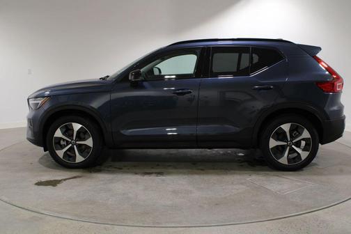 2026 Volvo XC40 Core, B5 AWD Gas (mild hybrid), Dark