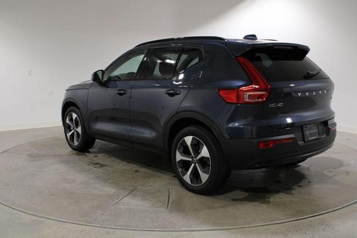2026 Volvo XC40 Core, B5 AWD Gas (mild hybrid), Dark