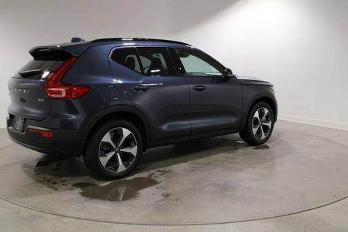 2026 Volvo XC40 Core, B5 AWD Gas (mild hybrid), Dark