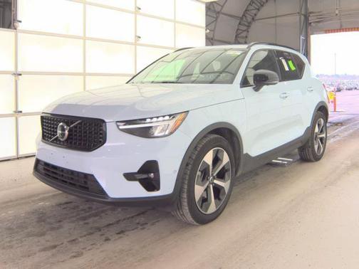 2025 Volvo XC40 B5 Plus Dark Theme