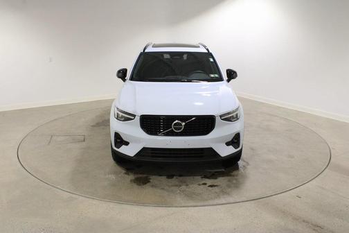 2025 Volvo XC40 B5 Plus Dark Theme