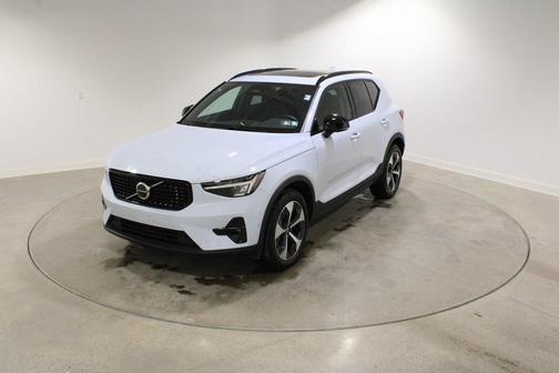 2025 Volvo XC40 B5 Plus Dark Theme