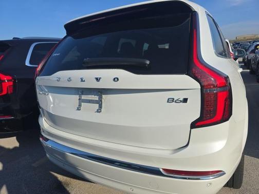 Crystal White Metallic 2025 Volvo XC90 B6 Plus 7-Seater