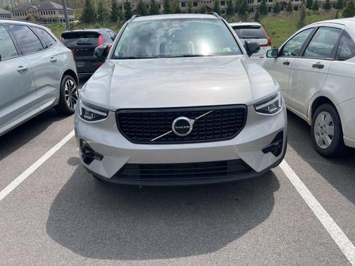 Silver Dawn Metallic 2023 Volvo XC40 B5 Plus Dark Theme
