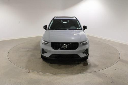 2026 Volvo XC40 Core, B5 AWD Gas (mild hybrid), Dark