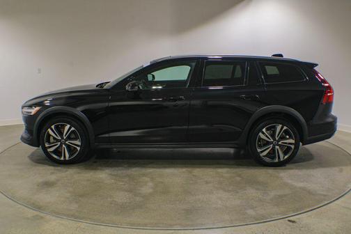 Onyx Black Metallic 2024 Volvo V60 Cross Country B5 Plus