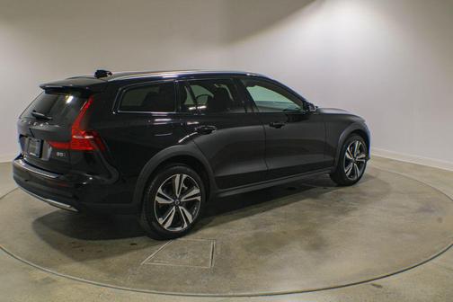 Onyx Black Metallic 2024 Volvo V60 Cross Country B5 Plus