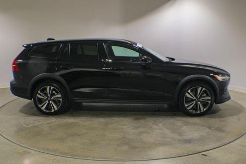 Onyx Black Metallic 2024 Volvo V60 Cross Country B5 Plus