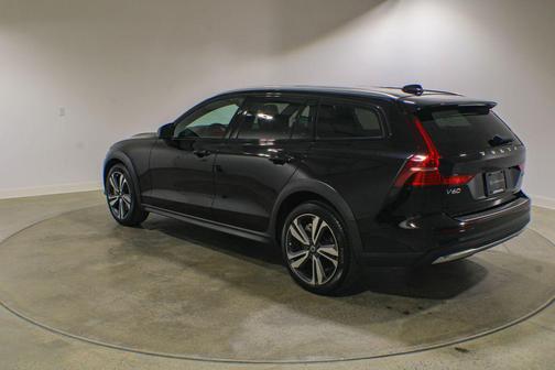 Onyx Black Metallic 2024 Volvo V60 Cross Country B5 Plus