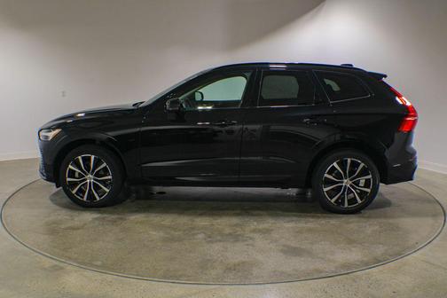 Onyx Black Metallic 2024 Volvo XC60 B5 Plus Dark Theme