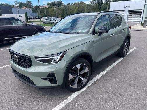 Sage Green Metallic 2023 Volvo XC40 B5 Plus Dark Theme