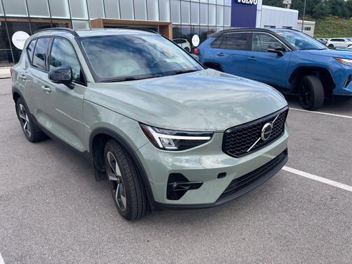 Sage Green Metallic 2023 Volvo XC40 B5 Plus Dark Theme