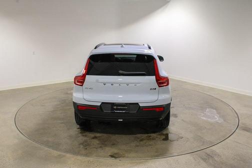 2026 Volvo XC40 Plus, B5 AWD Gas (mild hybrid), Dark