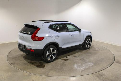2026 Volvo XC40 Plus, B5 AWD Gas (mild hybrid), Dark
