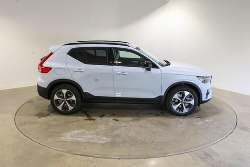 2026 Volvo XC40 Plus, B5 AWD Gas (mild hybrid), Dark