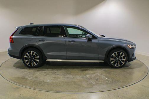 Thunder Grey Metallic 2024 Volvo V60 Cross Country B5 Ultimate