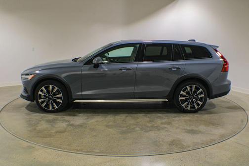 Thunder Grey Metallic 2024 Volvo V60 Cross Country B5 Ultimate