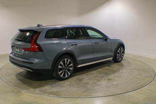 Thunder Grey Metallic 2024 Volvo V60 Cross Country B5 Ultimate