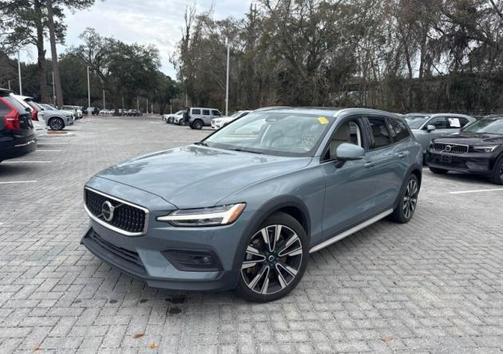 Thunder Grey Metallic 2024 Volvo V60 Cross Country B5 Ultimate