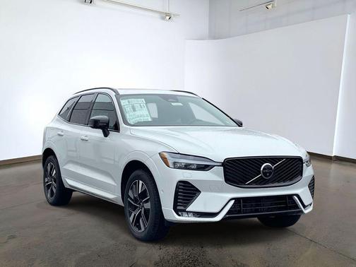 Crystal White Metallic 2026 Volvo XC60 B5 Plus