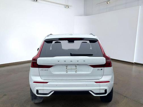 Crystal White Metallic 2026 Volvo XC60 B5 Plus