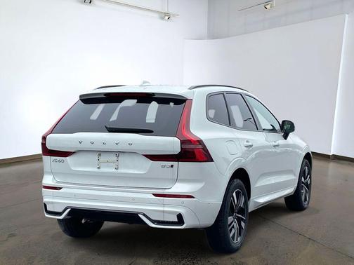 Crystal White Metallic 2026 Volvo XC60 B5 Plus