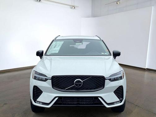 Crystal White Metallic 2026 Volvo XC60 B5 Plus