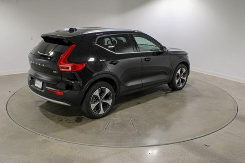 2025 Volvo XC40 B5 Plus Bright Theme