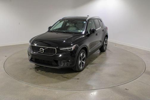 2025 Volvo XC40 B5 Plus Bright Theme