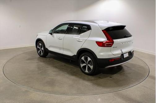 2025 Volvo XC40 B5 Core Bright Theme