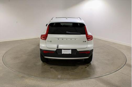 2025 Volvo XC40 B5 Core Bright Theme