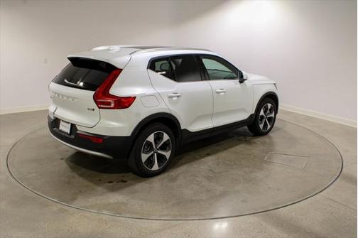 2025 Volvo XC40 B5 Core Bright Theme
