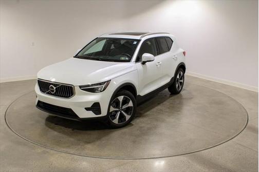 2025 Volvo XC40 B5 Core Bright Theme