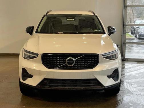 Crystal White 2026 Volvo XC40 Core, B5 AWD Gas (mild hybrid), Dark