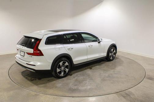 2024 Volvo V60 Cross Country B5 Plus
