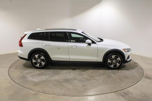 2024 Volvo V60 Cross Country B5 Plus