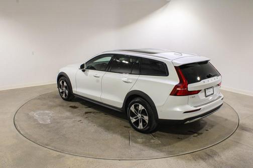 2024 Volvo V60 Cross Country B5 Plus